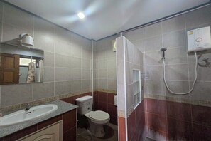 雙床房 | 浴室 | 淋浴設備、免費盥洗用品、吹風機、毛巾