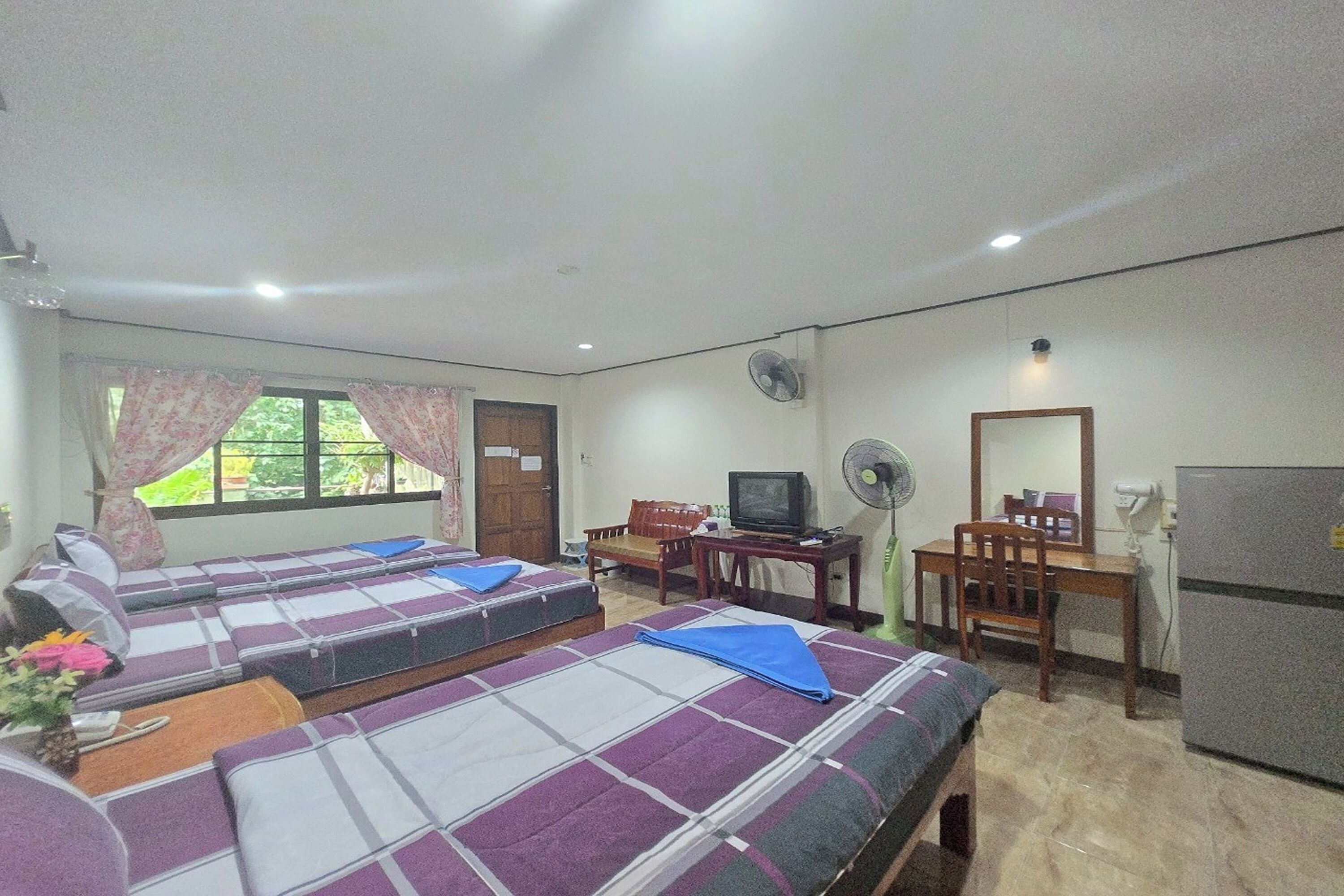 Triple Room | Desk, free WiFi, bed sheets