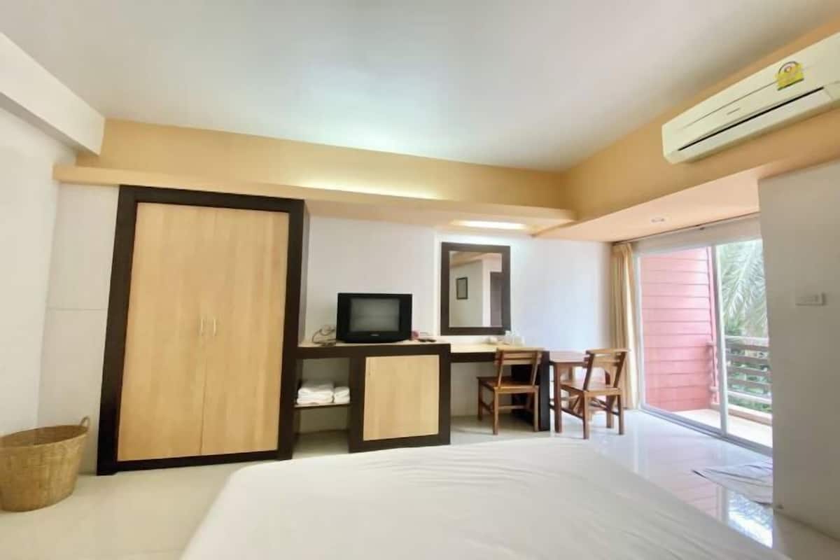 Desk, free WiFi, bed sheets