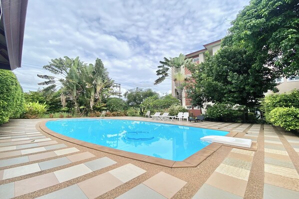 Piscina externa, espreguiçadeiras