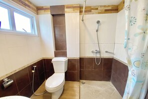 Standard Twin Room | Bathroom | Shower, rainfall showerhead, free toiletries, towels