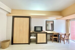 标准双人房 | 办公桌、免费 WiFi、床单