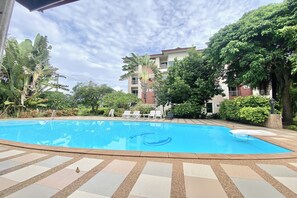 Piscina externa, espreguiçadeiras