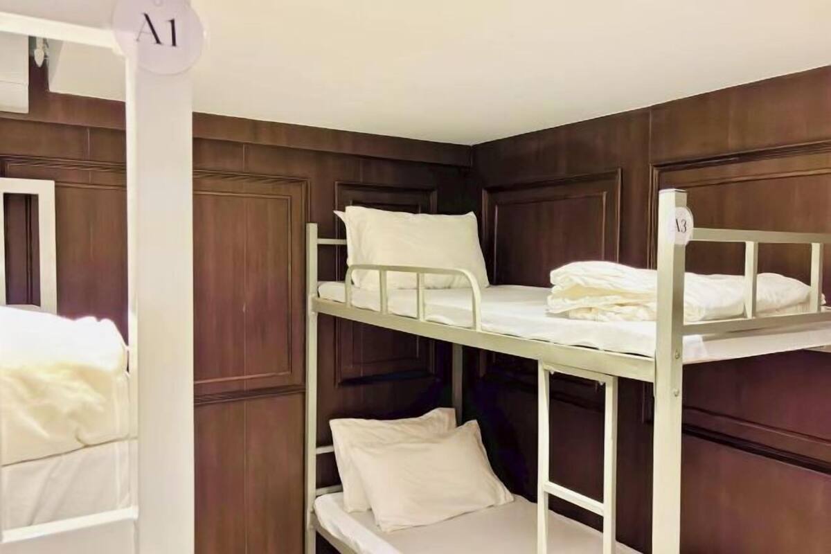 Minibar, free WiFi, bed sheets