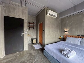 デラックス ダブルルーム バルコニー | ミニバー、WiFi (無料)、ベッドシーツ