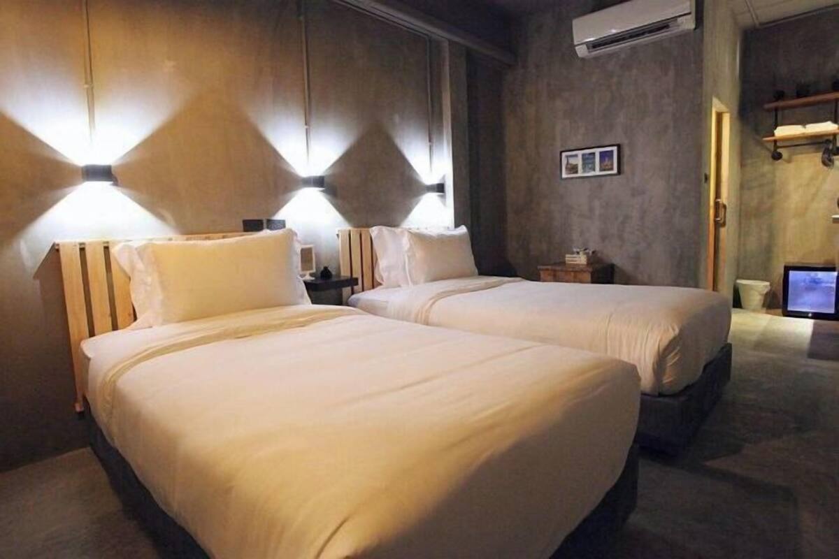 Minibar, WiFi (free), bed sheets