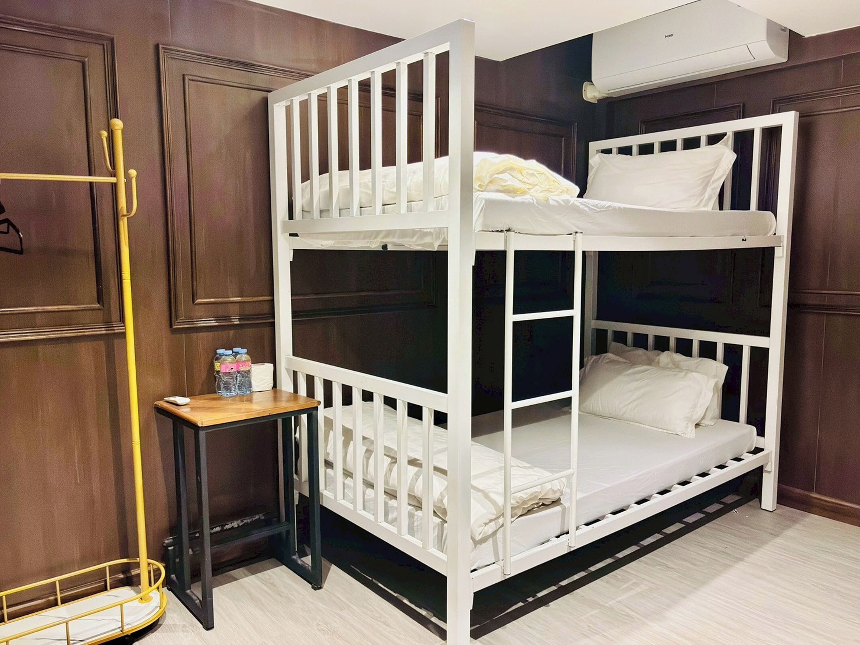 Yhteismajoitus, vain miehille | Minibaari, ilmainen Wi-Fi, vuodevaatteet