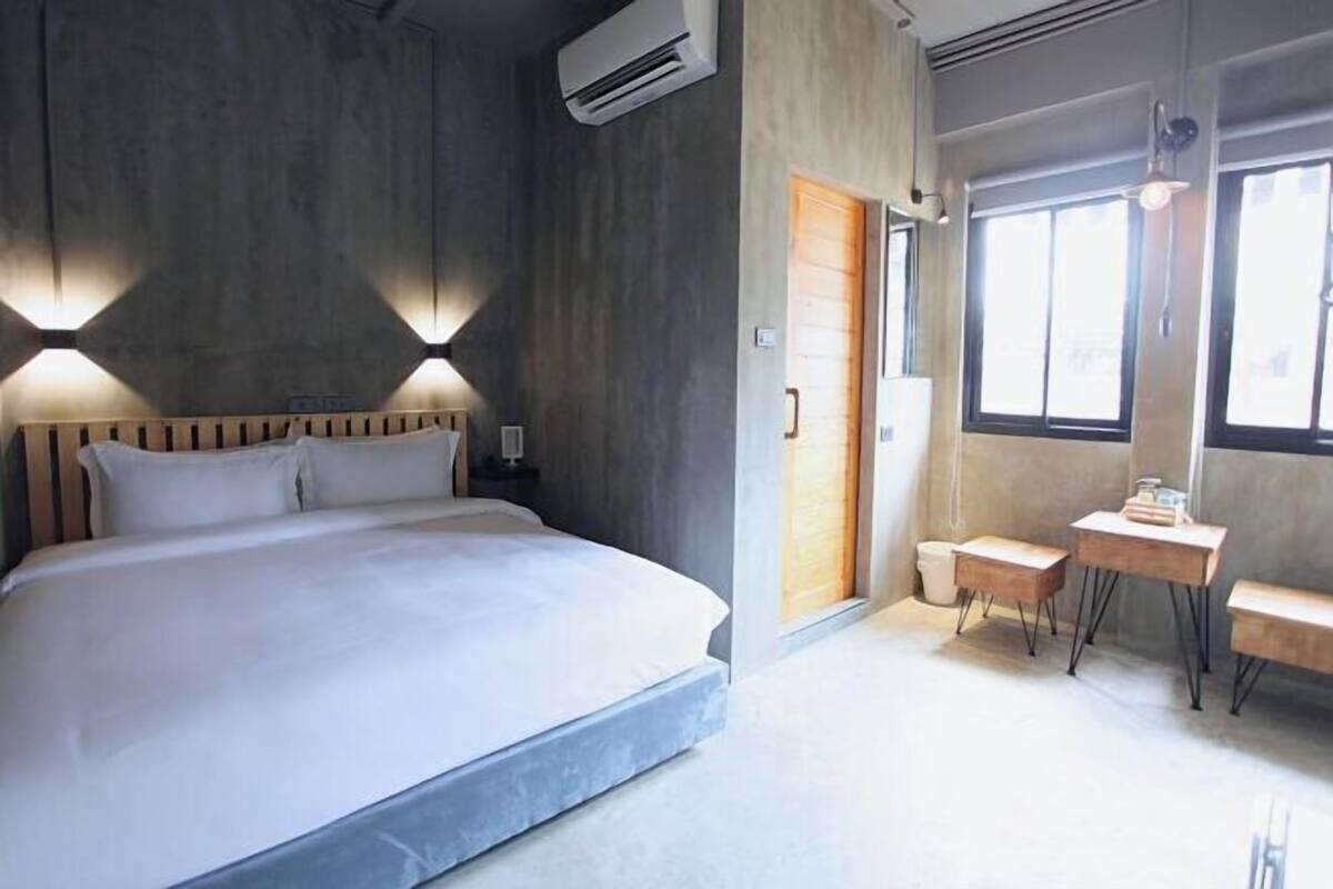 Minibar, wifi gratis y ropa de cama