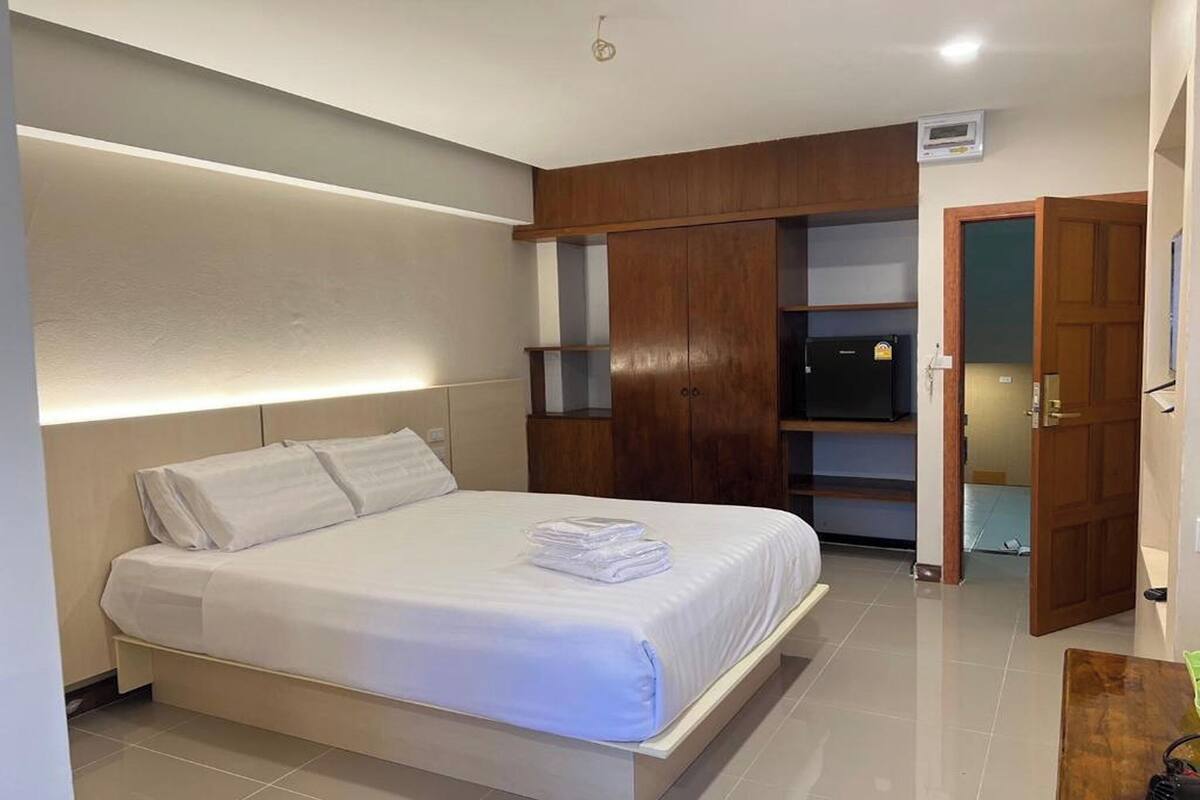 Double Room | Desk, blackout curtains, free WiFi, bed sheets