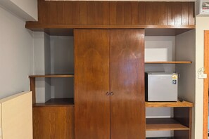 Escritorio, cortinas opacas, wifi gratis y ropa de cama