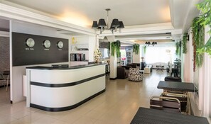 A modern hotel lobby with a reception desk, a chandelier, and a seating area with tables and chairs. - Eastan Golf View Chiangmai (Chiang Mai)