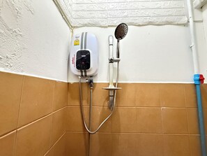 Bathroom - Happyland Guesthouse (Bangkok)
