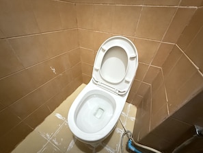 Standardzimmer, ohne Fenster | Badezimmer | Dusche, kostenlose Toilettenartikel, Handtücher