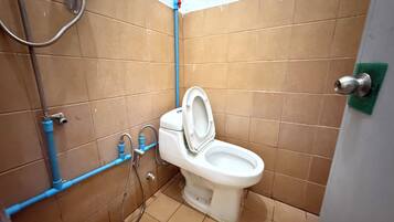 Habitación estándar | Baño | Regadera, amenidades de baño gratuitas, toallas