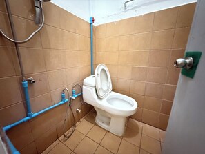 Standard Room | Bathroom | Shower, free toiletries, towels