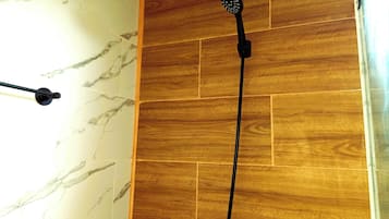Superior tweepersoonskamer | Badkamer | Een douche, gratis toiletartikelen, handdoeken