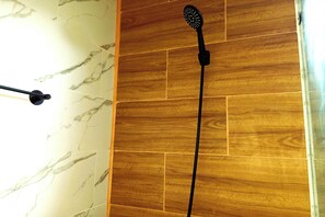 Superior Double Room | Bilik Mandi | Pancuran mandi, kelengkapan dandanan diri percuma, tuala disediakan 
