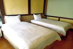 Escritorio, wifi gratis y ropa de cama 