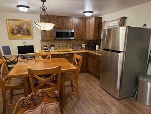 Dining - Cozy country Easy Peasy (Fredonia)