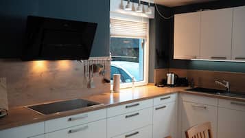 KĂŒhlschrank, Mikrowelle, Ofen, Herdplatte