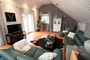 Smart TV, fireplace, DVD player, books - "Glücklich am Harz" dog-friendly vacation home with garden and fireplace (Goslar)