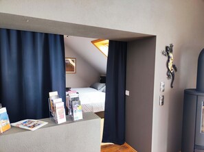 2 bedrooms, iron/ironing board, free WiFi, bed sheets - "Glücklich am Harz" dog-friendly vacation home with garden and fireplace (Goslar)