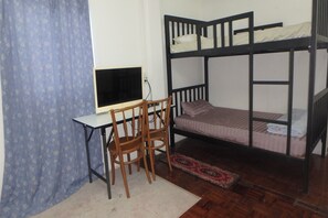 Perhehuone, oma kylpyhuone | Silitysrauta/-lauta, ilmainen Wi-Fi, vuodevaatteet