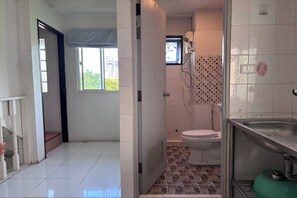 Shower, pancuran hujan, perlengkapan mandi gratis, dan pengering rambut