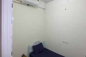 Quarto solteiro, banheiro compartilhado | Ferros/tábuas de passar roupa, camas extras/dobráveis (sobretaxa)