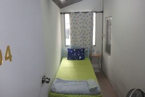 标准单人房, 公共浴室 | 熨斗/熨板、免费 WiFi、床单