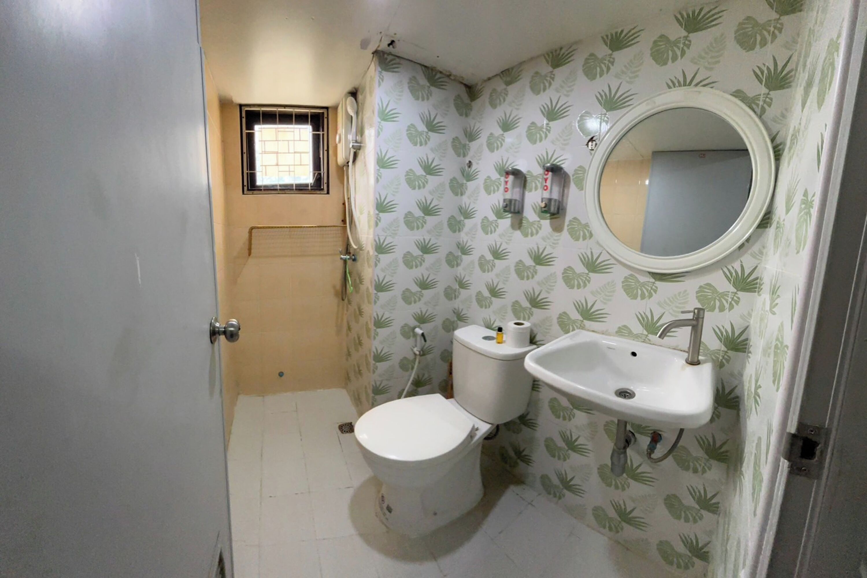 Shower, rainfall showerhead, free toiletries, hair dryer