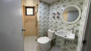 Shower, rainfall showerhead, free toiletries, hair dryer