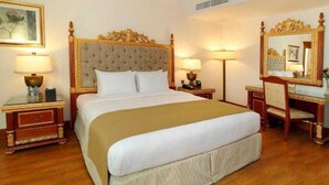 A hotel room with a large bed, two bedside tables, a dresser, and a large mirror. - Holiday International Hotel Bur Juman By Sunday (Dubai)
