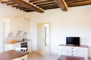 Een koelkast, een microgolfoven, een kookplaat