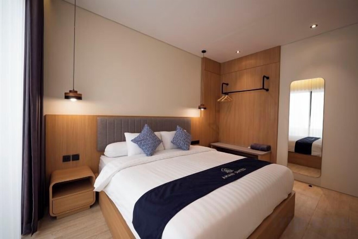 Ropa de cama de alta calidad, artículos del minibar gratis y escritorio 
