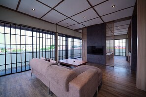 Suite, uitzicht op de stad (Tokyo) | Woonruimte | Een 42-inch smart-tv met digitale zenders, Netflix en streamingdiensten