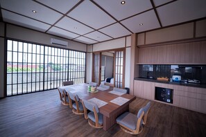 Tokyo | Dapur pribadi | Lemari es kecil, kompor, penanak nasi, dan peralatan masak/sendok-piring