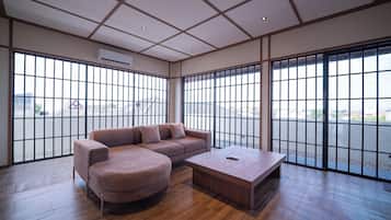 Suite, vista a la ciudad (Tokyo) | Área de sala de estar | Smart TV de 42 pulgadas con canales digitales y Netflix