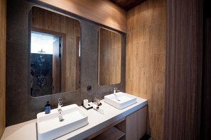 Dusj, toalettartikler (inkludert), hårføner og håndklær