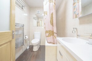 Sèche-cheveux, serviettes fournies, savon, papier toilette