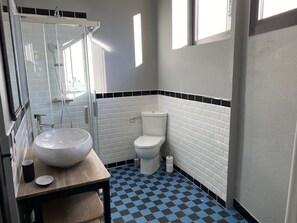 Regadera, toallas, papel de baño 