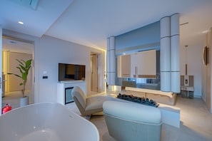 Superior Studio Suite | Desk, laptop workspace, free WiFi