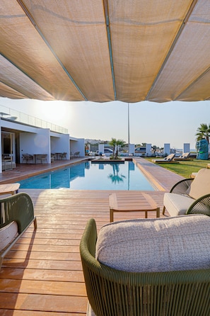 Studio luxueux, balcon, vue sur la piscine | Terrasse/patio