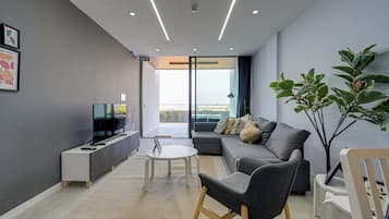 Deluxe maisonnette, uitzicht op zee | Een bureau, een laptopwerkplek, gratis wifi, rolstoeltoegankelijk