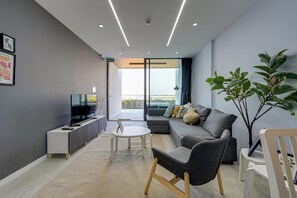 Deluxe Duplex, Sea View | Desk, laptop workspace, free WiFi, wheelchair access