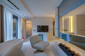 Superior Studio Suite | Desk, laptop workspace, free WiFi