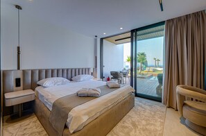 Luxe studio suite | Een minibar met enkele gratis items, een bureau, een laptopwerkplek