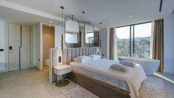 Monolocale Luxury, balcone, vista piscina | Una scrivania, postazione laptop, Wi-Fi gratuito