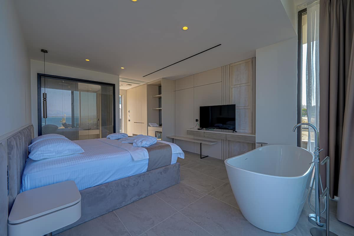 Luxury Studio Suite, 1 King Bed, Private Bathroom, Sea View | Desk, laptop workspace, free WiFi