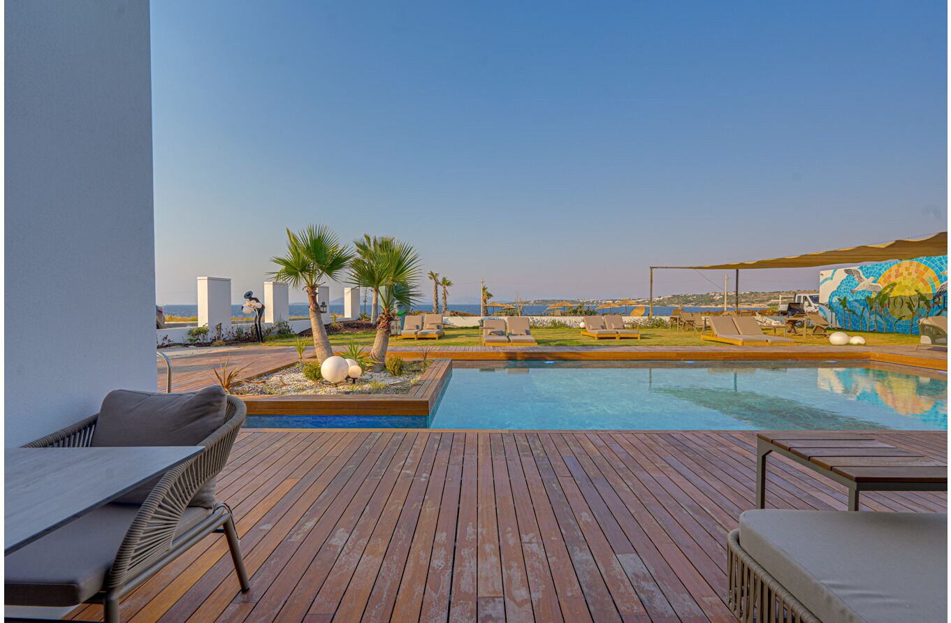 Superior Studio Suite | Pool | Outdoor pool, free cabanas, pool umbrellas
